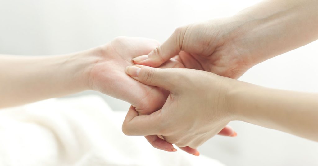Le massage des mains : un bien-être à portée de doigts