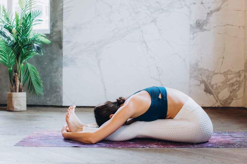 Équilibre, précision et profondeur : découvrez les postures du yoga Iyengar !”