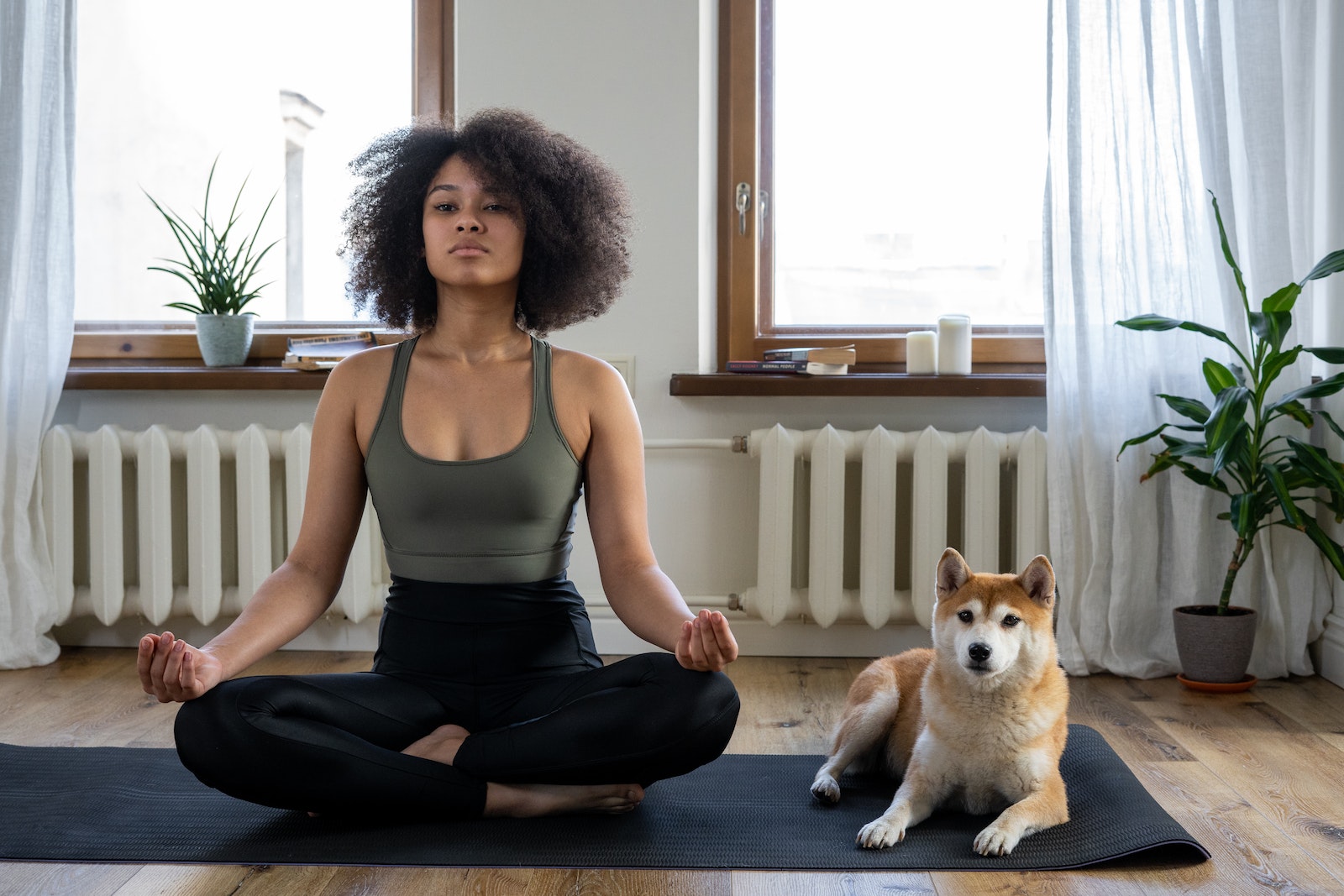 Trouvez votre équilibre intérieur grâce au Bikram yoga, une série de 26 poses statiques dans une pièce chauffée.