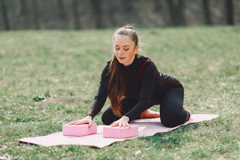 Transformer votre routine de yoga en une expérience plus profonde et plus relaxante avec une brique de yoga ! #YogaBrick #YogaLife