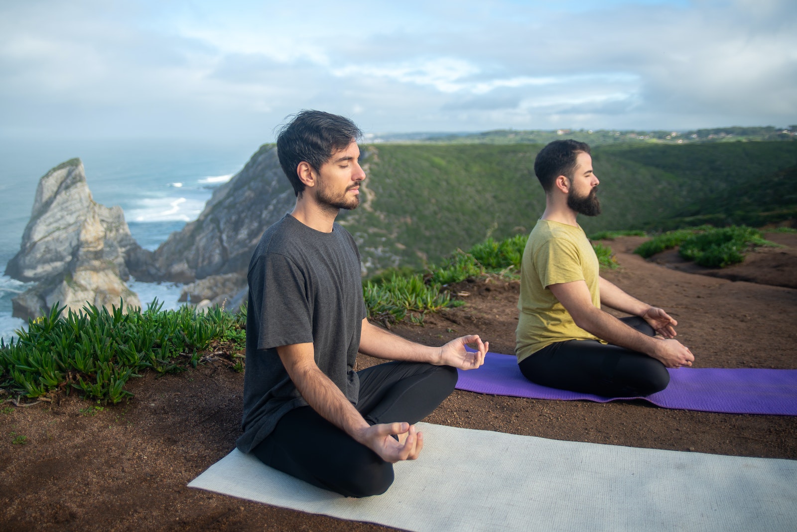Réalisez votre potentiel en adoptant le yoga: sentez-vous plus fort, plus calme et plus centré. #yogaformen