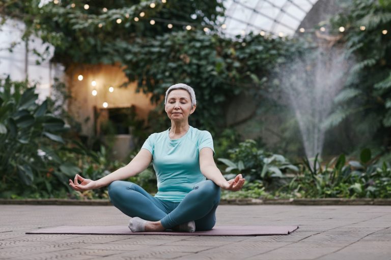 Comment se lancer dans la pratique du yoga pour les seniors ?