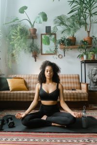Le yoga est une pratique ancienne qui peut contribuer à améliorer votre bien-être mental. Des exercices simples et des respirations profondes peuvent aider à réduire le stress et à équilibrer l'esprit et le corps. #yoga #bienetre #mental.