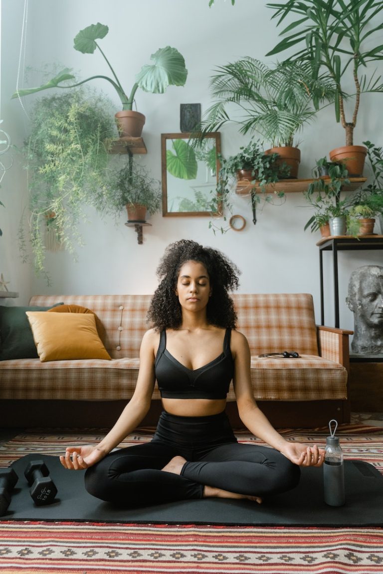 Le yoga est une pratique ancienne qui peut contribuer à améliorer votre bien-être mental. Des exercices simples et des respirations profondes peuvent aider à réduire le stress et à équilibrer l'esprit et le corps. #yoga #bienetre #mental.