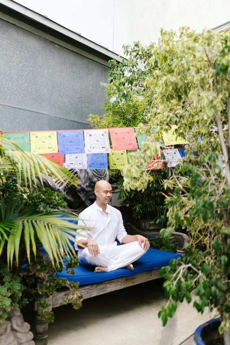Optez pour un style sport chic avec la coupe de vêtement de yoga pour homme qui combine confort et élégance.