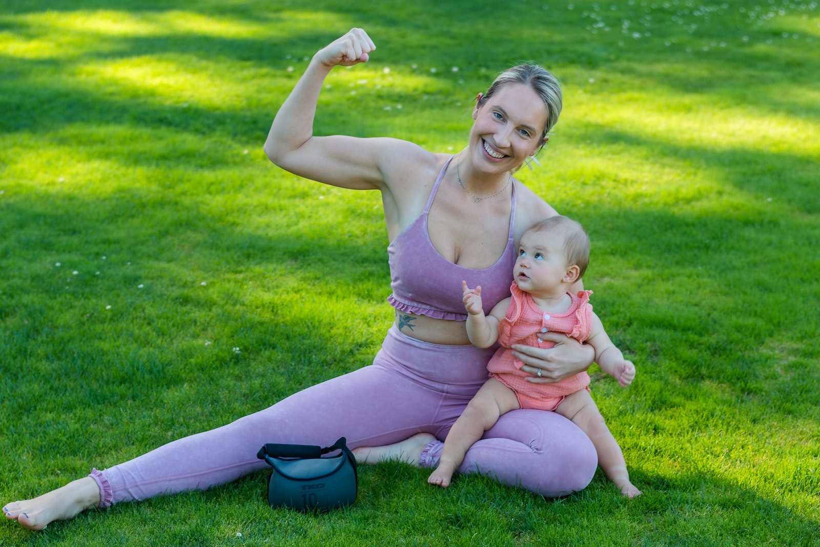 Le yoga avec bébé est une activité amusante et relaxante qui permet aux parents et aux bébés de s'amuser et de s'épanouir ensemble!