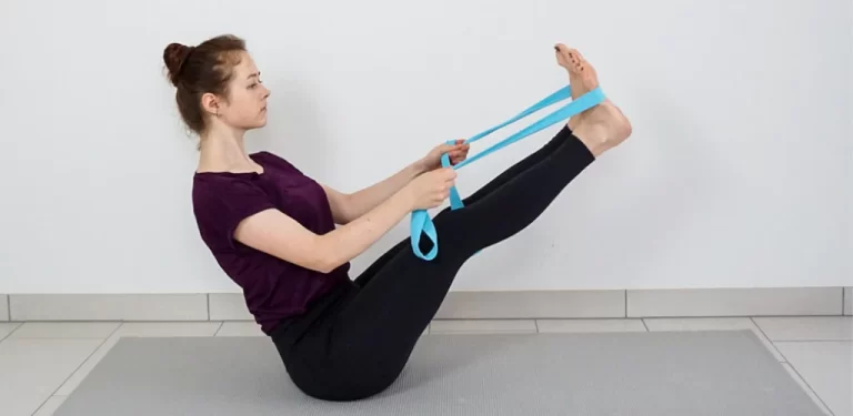 Apprenez à tirer parti des avantages offerts par une sangle de yoga pour améliorer votre pratique et votre flexibilité. #yoga #flexibilité #sangle