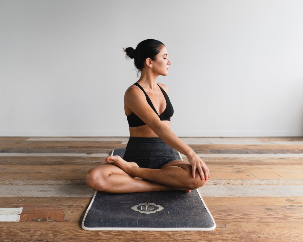Le yoga pour un corps plus fort et plus souple ! Des étirements et des postures qui aident à se relaxer et à améliorer la santé physique et mentale.