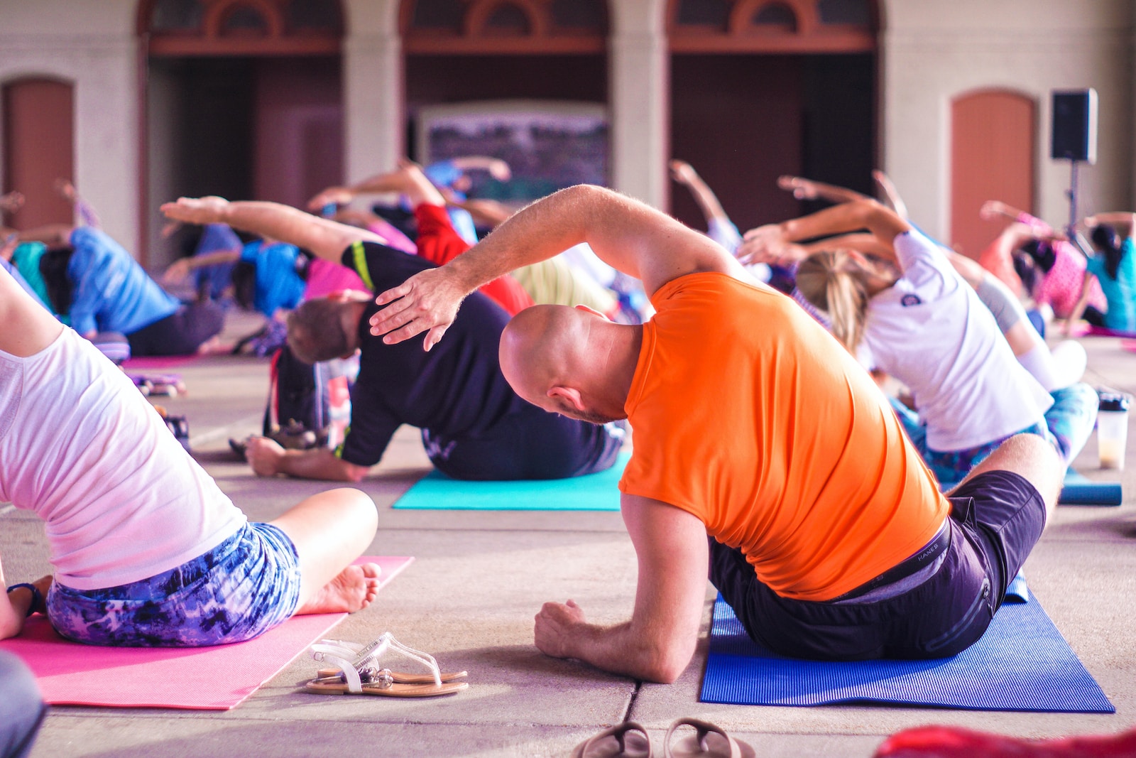 Un cours de yoga en salle est un moyen relaxant et bénéfique de se connecter à soi-même et à l'environnement. Des postures, des respirations et des méditations sont guidées pour vous aider à développer une prise de conscience de votre corps et de votre esprit.