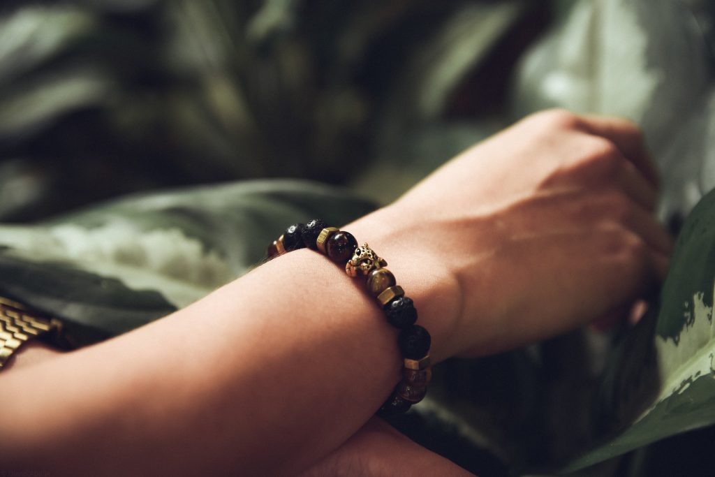 Bracelet en perle : privilégier les pierres naturelles et non synthétiques.