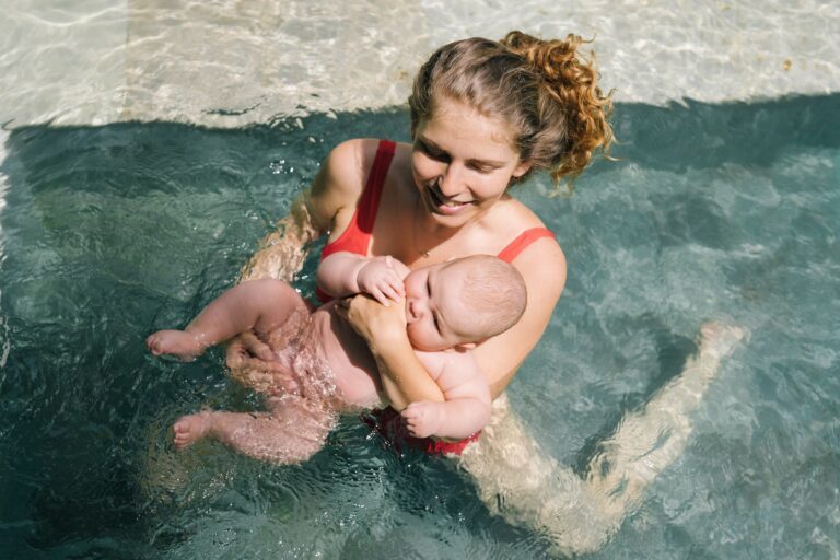 maman qui fait une thalasso avec son bébé