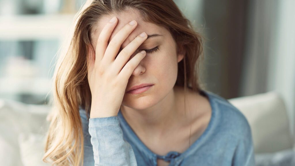 Signification de la douleur à l’oreille droite : causes et traitements