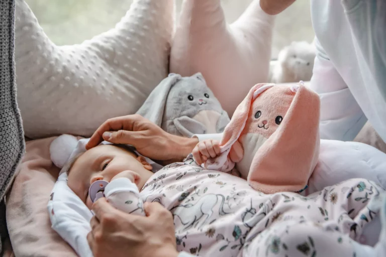bébé qui s'endors avec une peluche bruit blanc