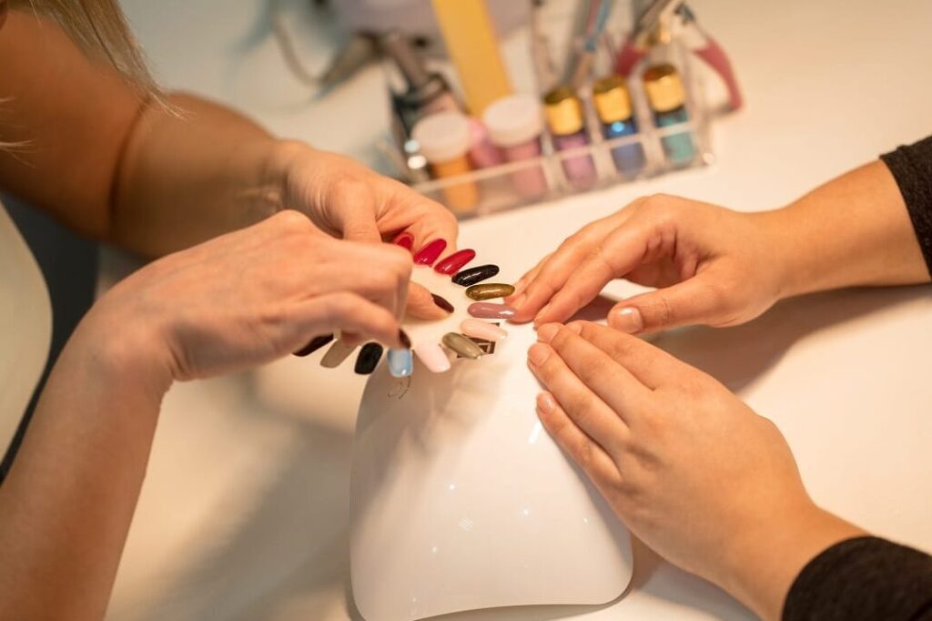 Comment bien choisir sa colle pour faux ongles ?