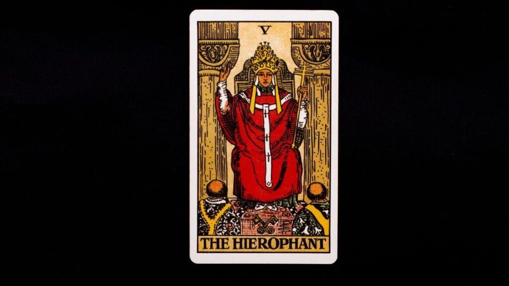 Le Pape du tarot : Que révèle-t-il sur votre chemin spirituel ?