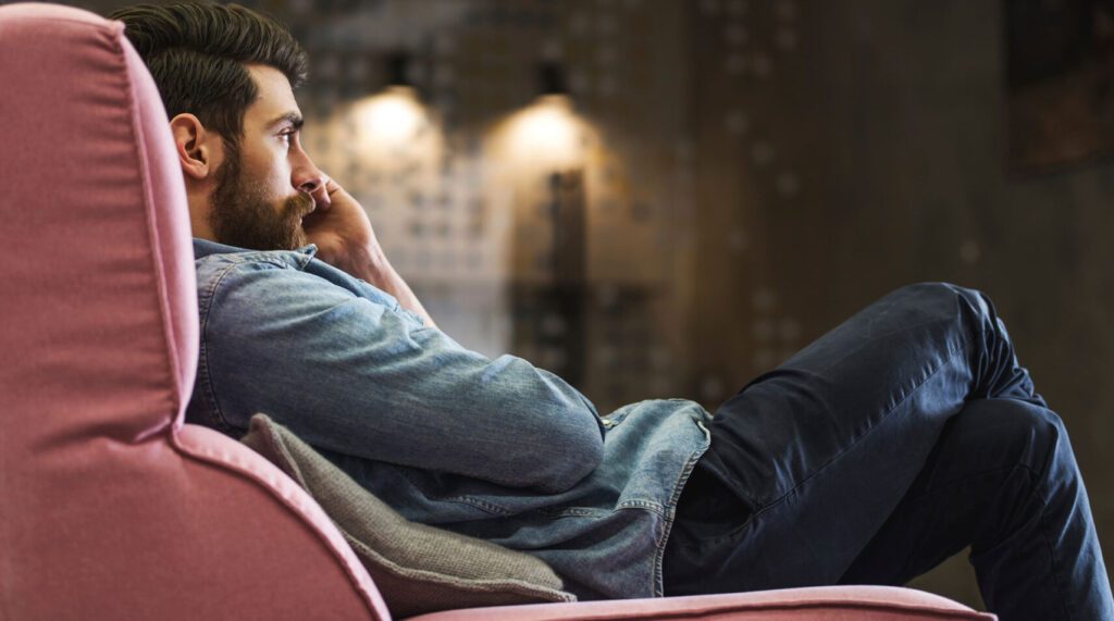 Pourquoi l’homme sagittaire est-il souvent silencieux ? Décryptage de son univers émotionnel.