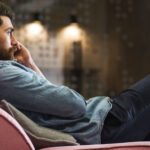 Pourquoi l’homme sagittaire est-il souvent silencieux ? Décryptage de son univers émotionnel.
