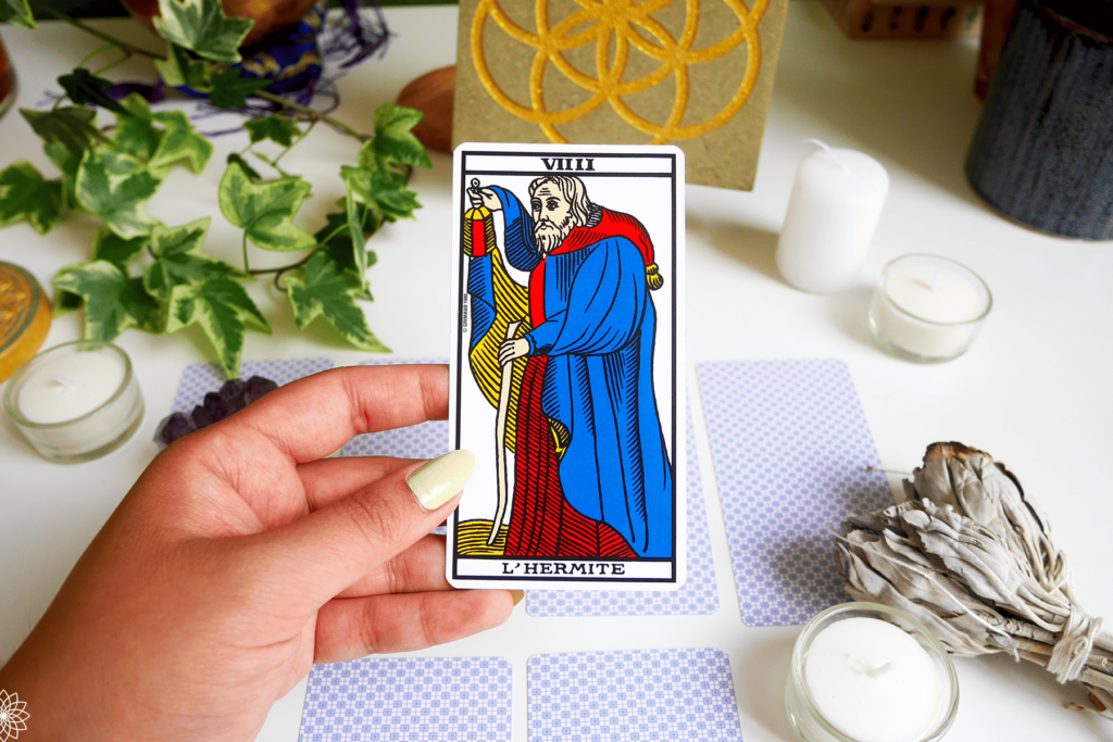 Comment interpréter l&rsquo;Hermite dans un tirage de tarot pour guider votre vie personnelle ?
