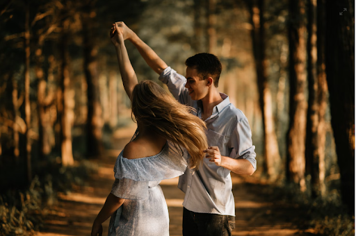homme-et-femme-dansant-au-centre-des-arbres-
