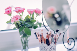 miroir maquillage et bouquet de roses