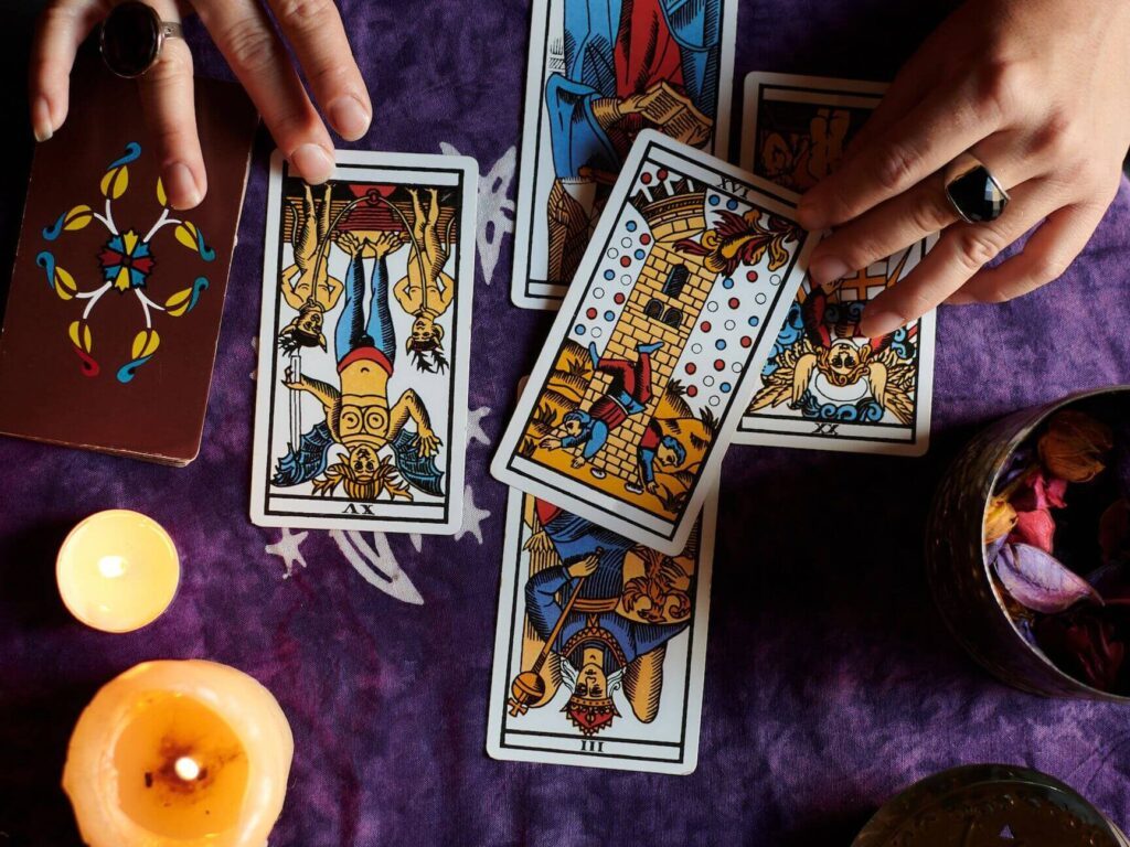 Comment interpréter la carte du monde dans un tirage de tarot?