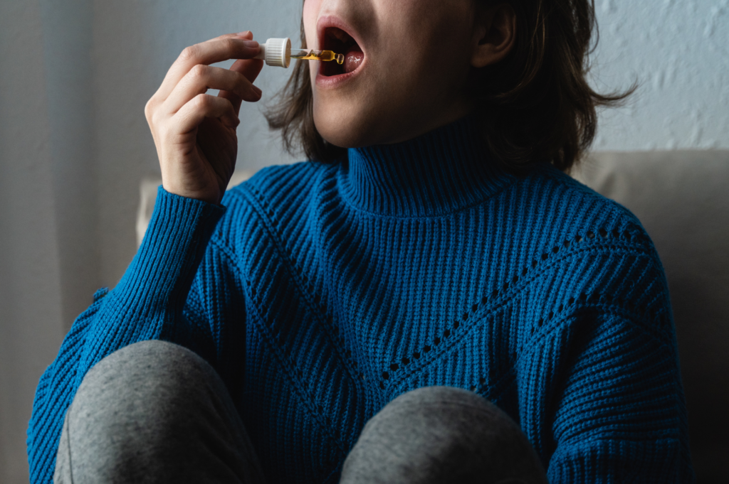femme huile de cbd r&egrave;gles douloureuses