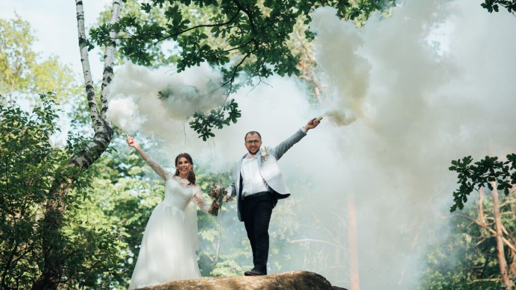mariage fumigènes blancs