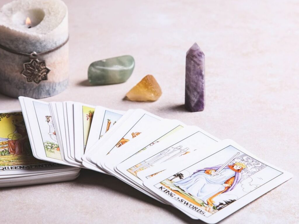 Comment le tarot divinatoire.com peut-il guider vos décisions quotidiennes ?
