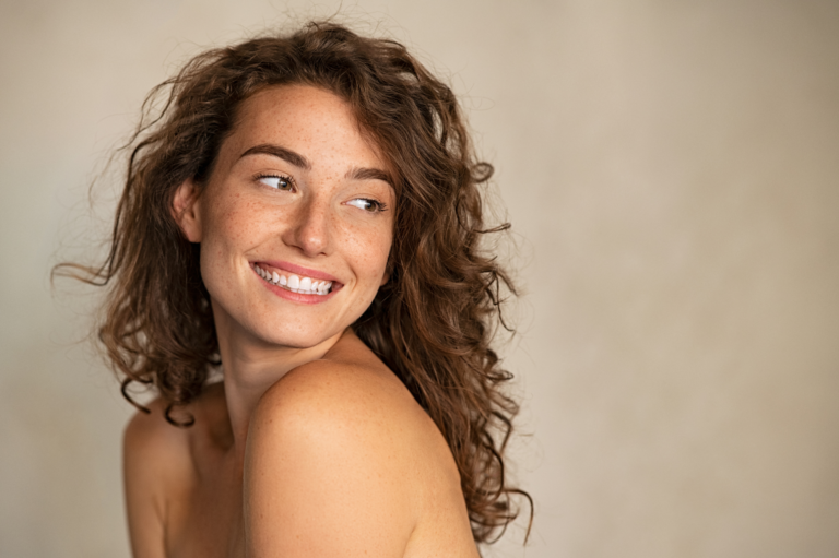 jeune femme sourire dents blanches