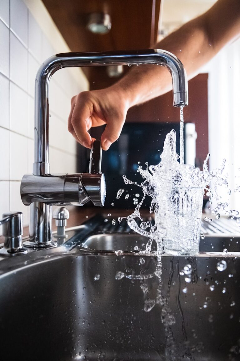 personne ouvrant robinet eau