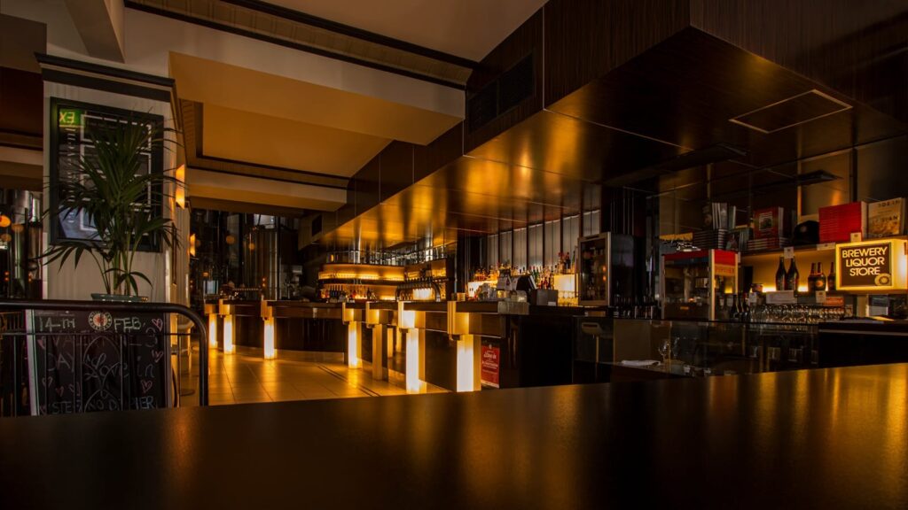 bar vide avec lumières