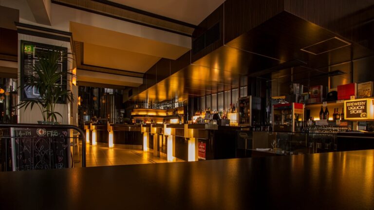 bar vide avec lumières