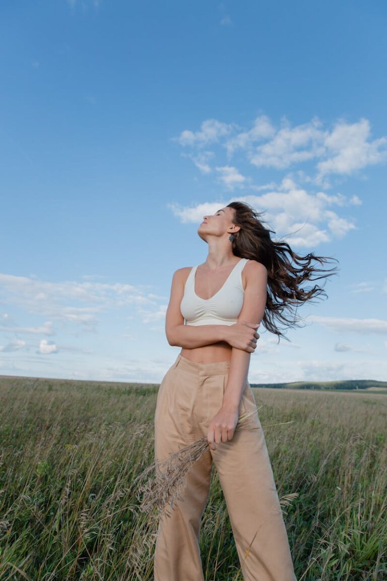 femme dans les champs en brassière