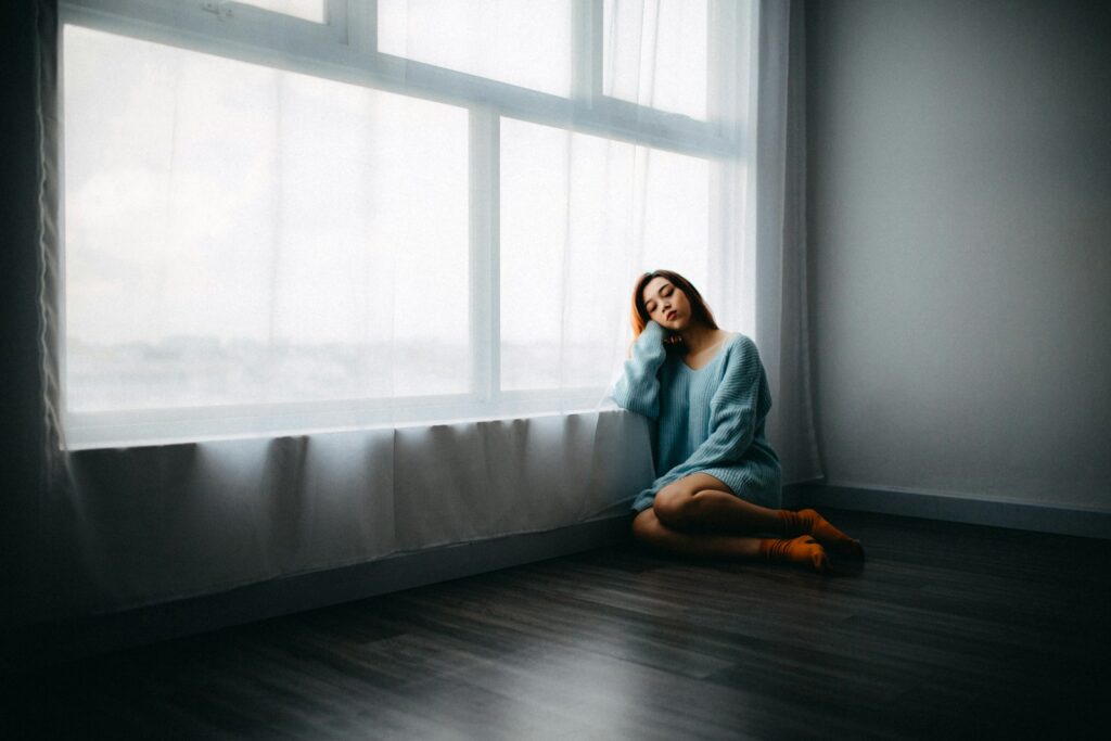 femme assise seule sur le sol