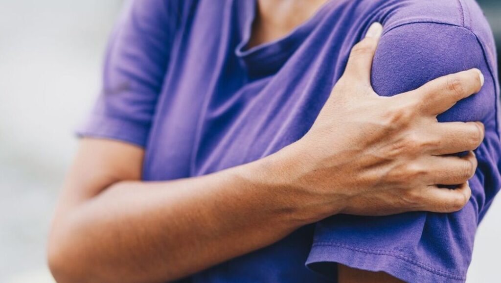 Douleur bras droit : signification spirituelle