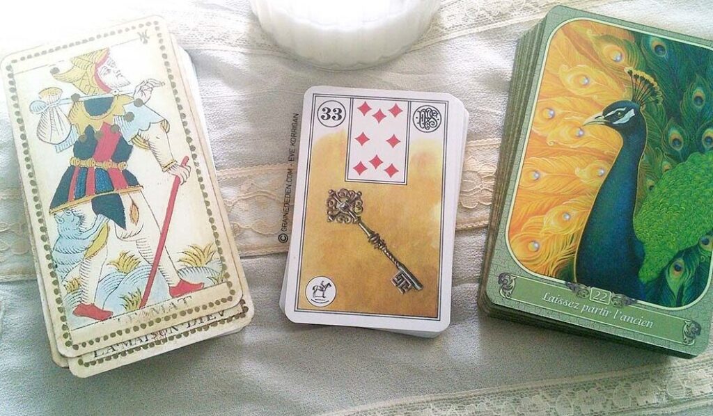 Oracle ou Tarot : quelle est la différence entre ces deux pratiques divinatoires ?