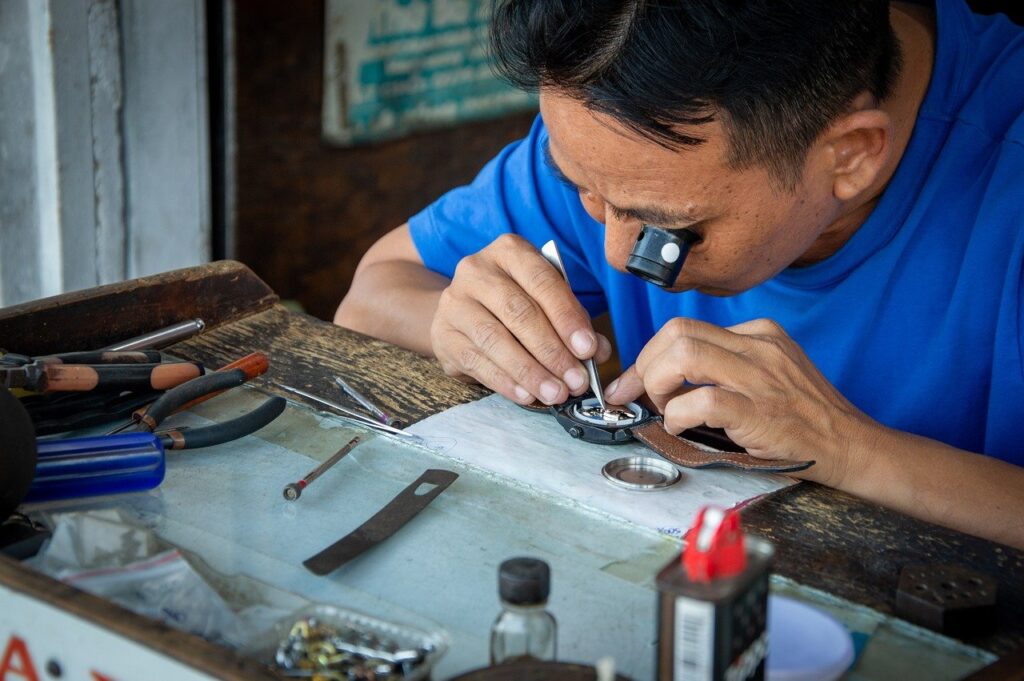 horloger repare montre