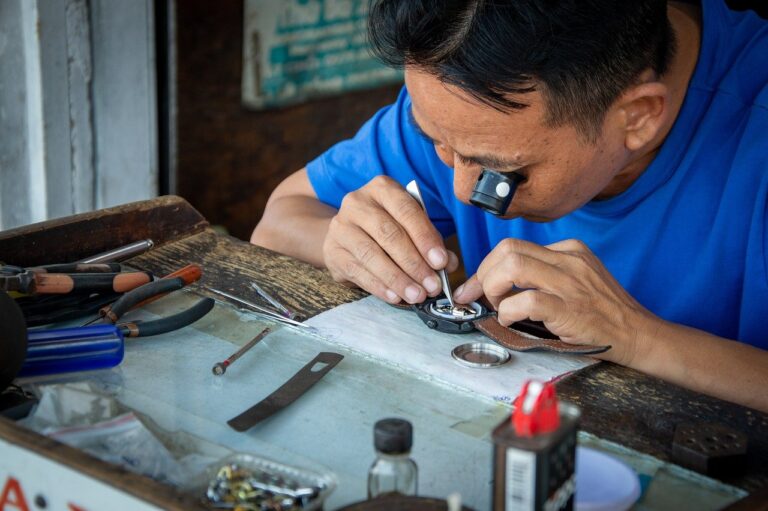 horloger repare montre