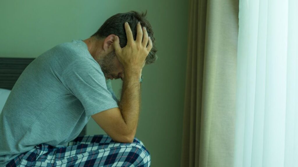 Faire pipi au lit adulte : signification et solutions