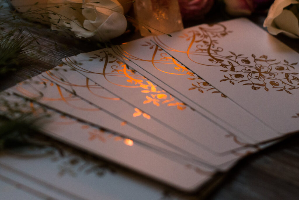 Comment se former en tarologie : guide complet pour débutants