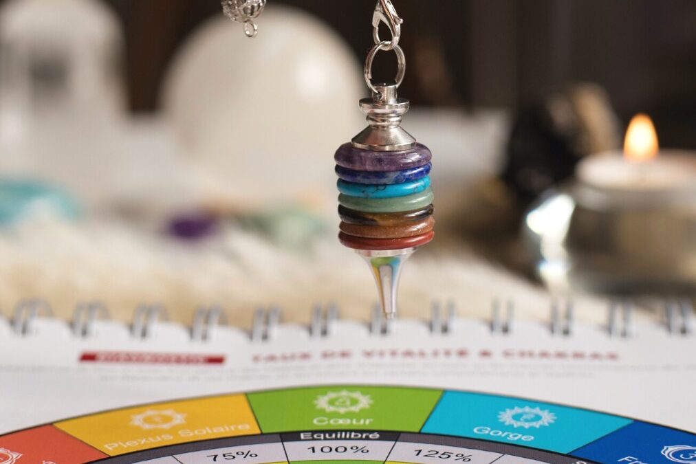 Comment choisir son pendule : guide pour débutants et pratiquants