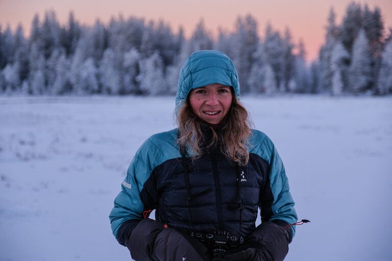 Personne équipée d'une doudoune grand froid idéale pour des températures extrêmes en extérieur