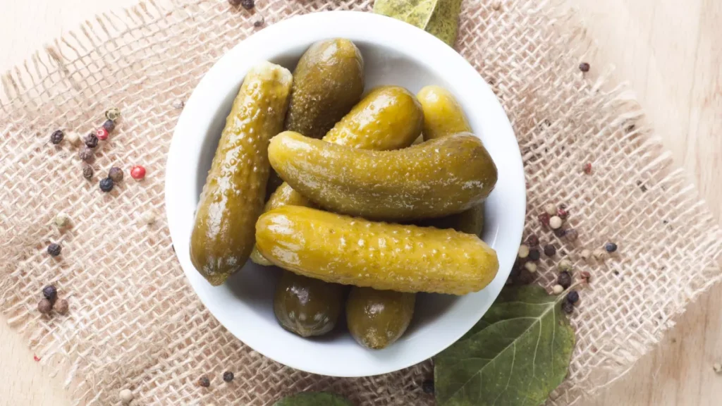 Gros plan sur des cornichons dans un bocal, une image parfaite pour illustrer leur attrait irrésistible