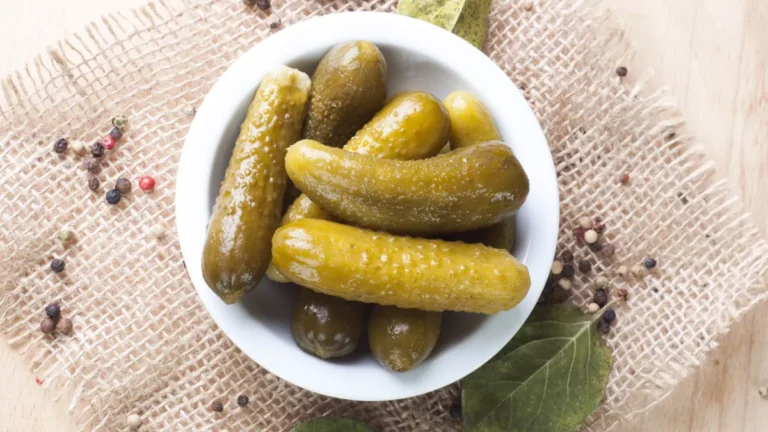 Gros plan sur des cornichons dans un bocal, une image parfaite pour illustrer leur attrait irrésistible