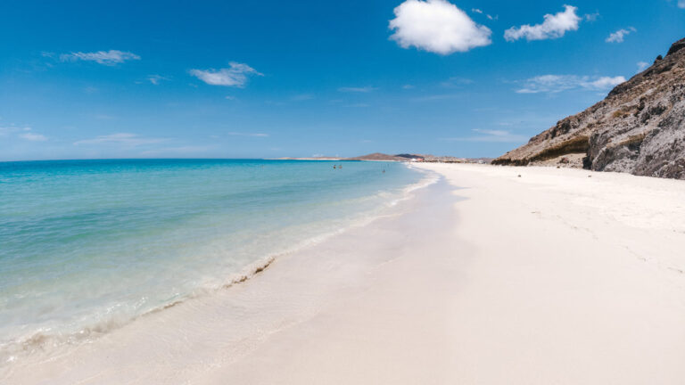 Plage paisible à La Paz au Mexique avec une vue panoramique sur la mer turquoise