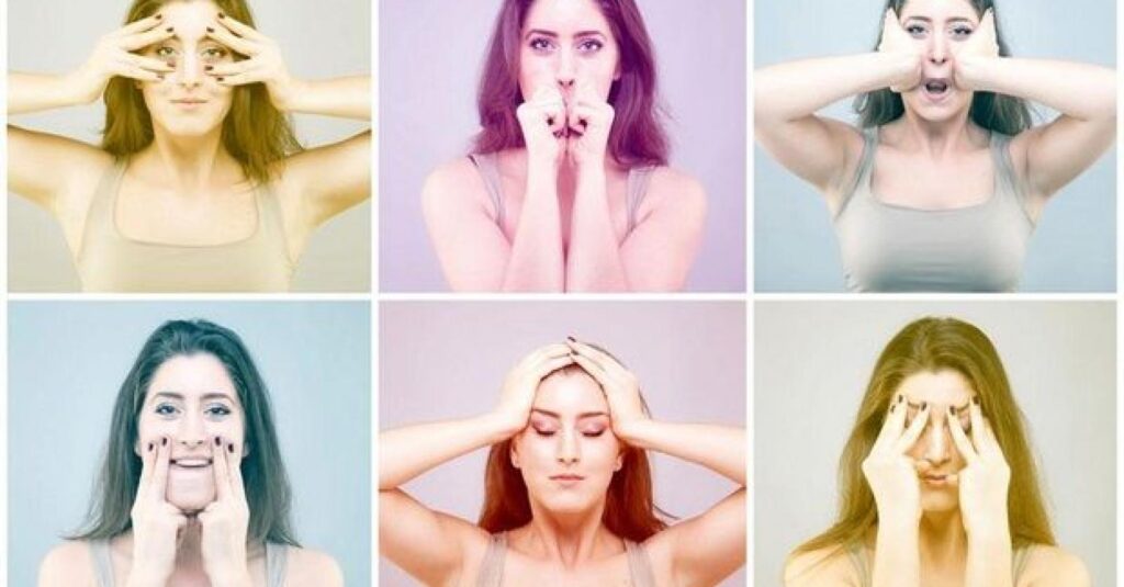 Une femme pratiquant le yoga du visage pour maintenir l'élasticité de sa peau en réalisant des exercices spécifiques.