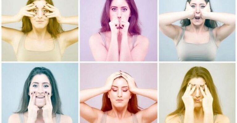 Une femme pratiquant le yoga du visage pour maintenir l'élasticité de sa peau en réalisant des exercices spécifiques.
