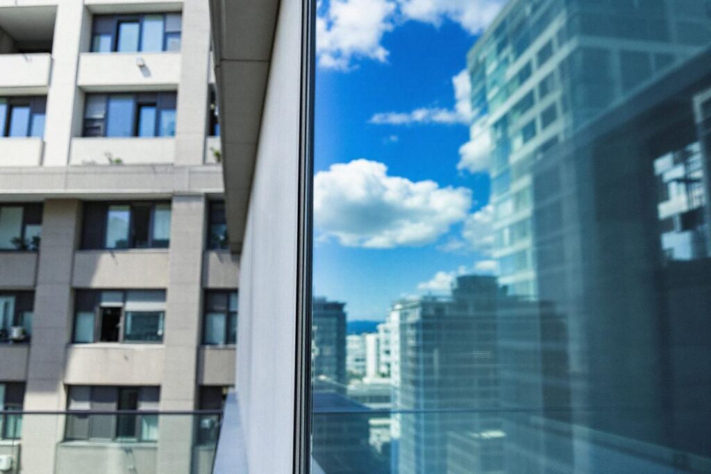 6 astuces efficaces pour un nettoyage de vitres sans traces