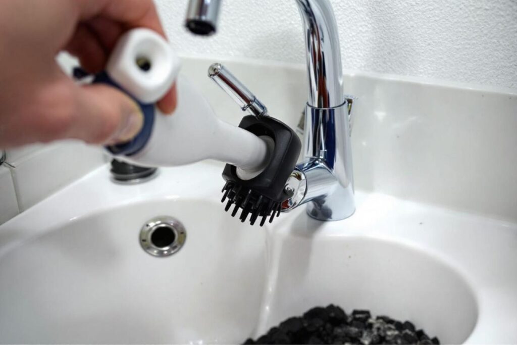 Astuce efficace pour déboucher un évier sans produit chimique