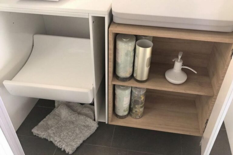 Astuces pratiques pour gagner de la place dans une petite salle de bain